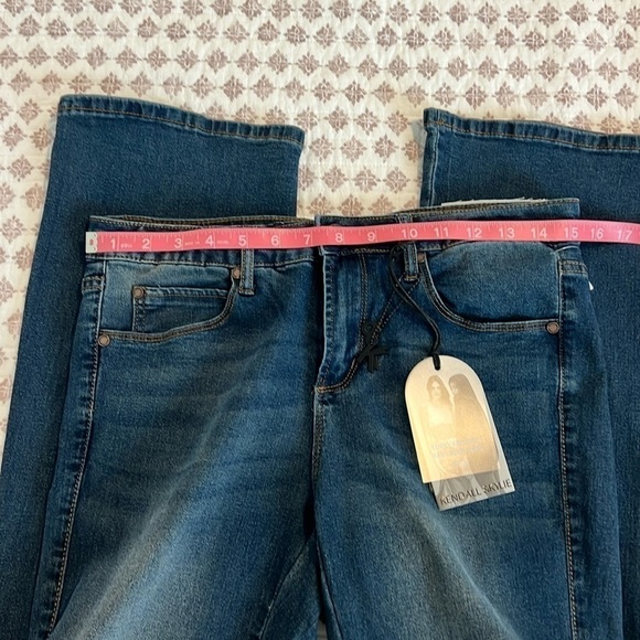 NWT Kendall & Kylie Kurvy Mid-rise Baby Boot Jean Size 9/10 Color Pasadena - Picture 9 of 14
